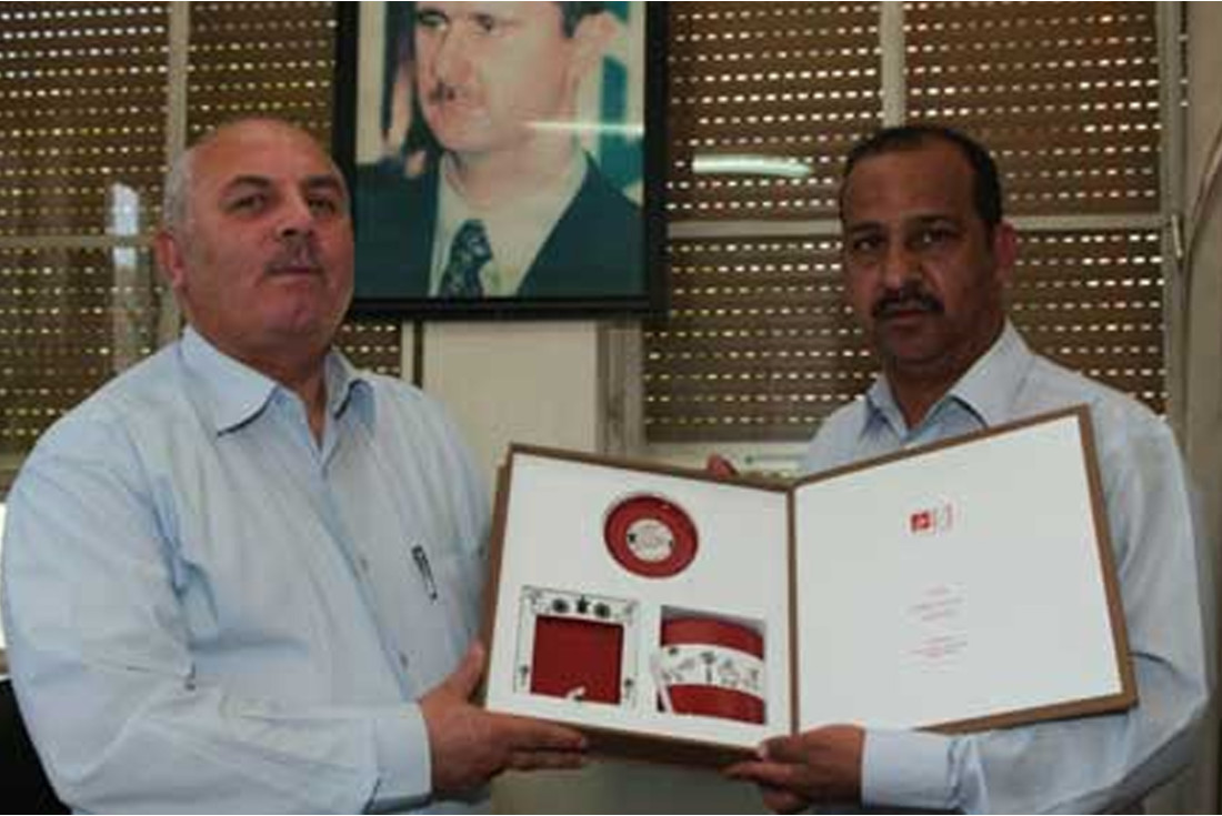 Ali presenting a gift to Ahmed Alnajar