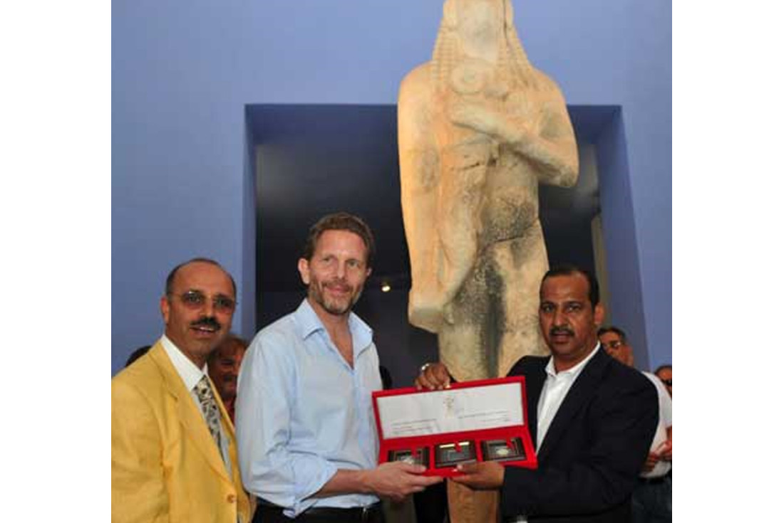 Ali presenting Greek Minister of Culture Pavlos Geroulanos Dilmun seals from National museum